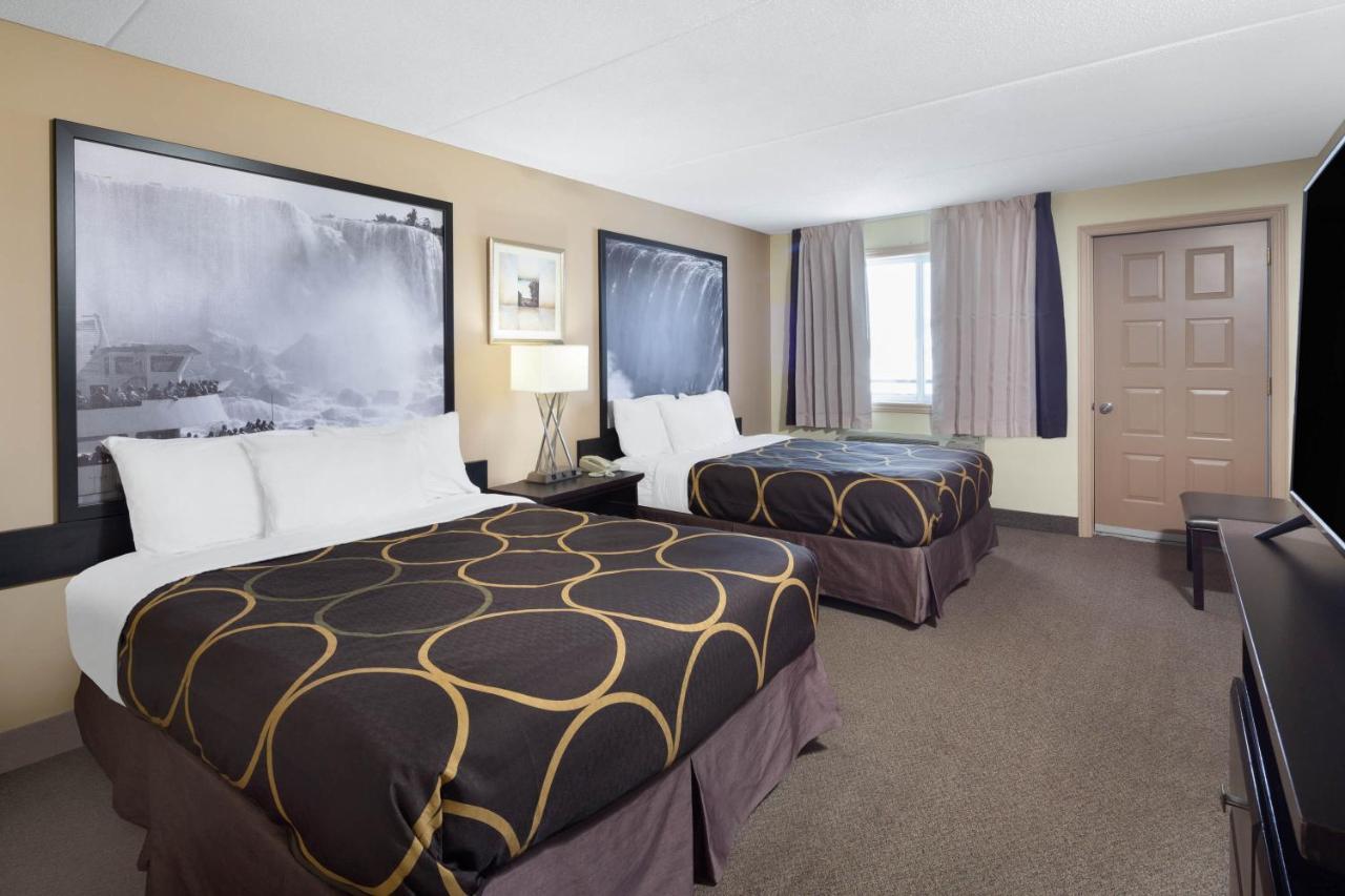 Super 8 By Wyndham By The Falls Hotel 2*