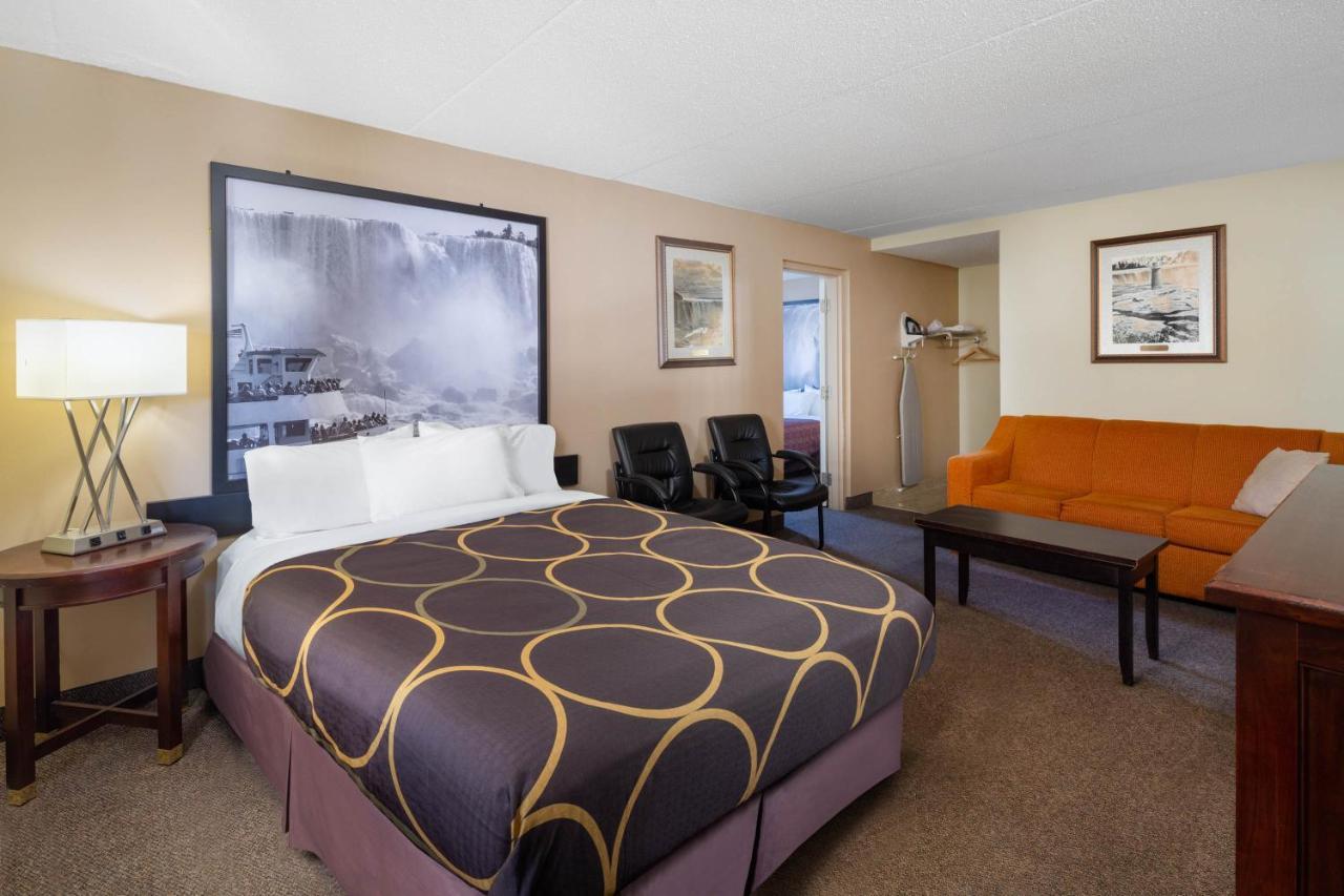Super 8 By Wyndham By The Falls Hotel 2*