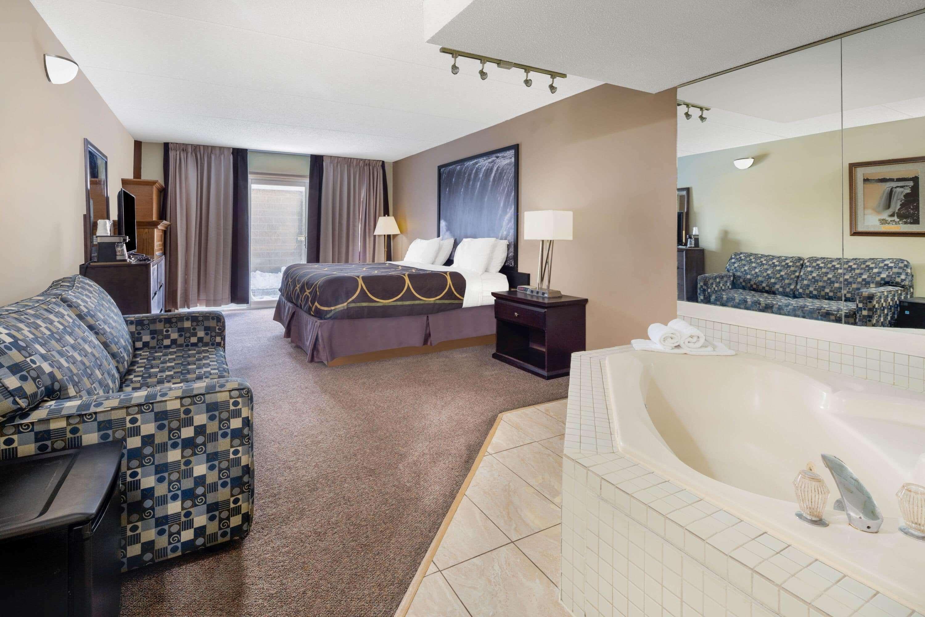 Super 8 By Wyndham By The Falls Hotel 2*