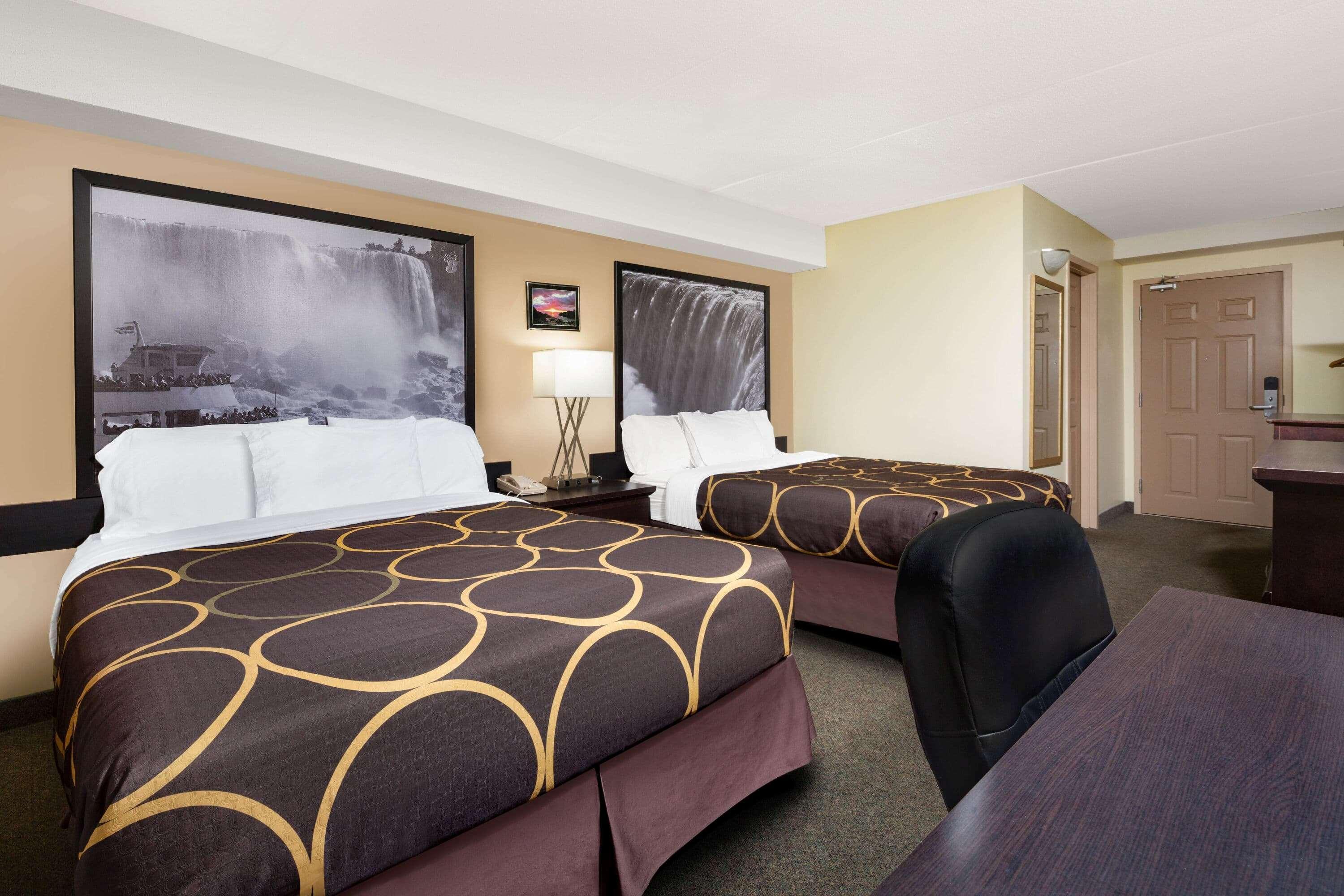 Super 8 By Wyndham By The Falls Hotel 2*
