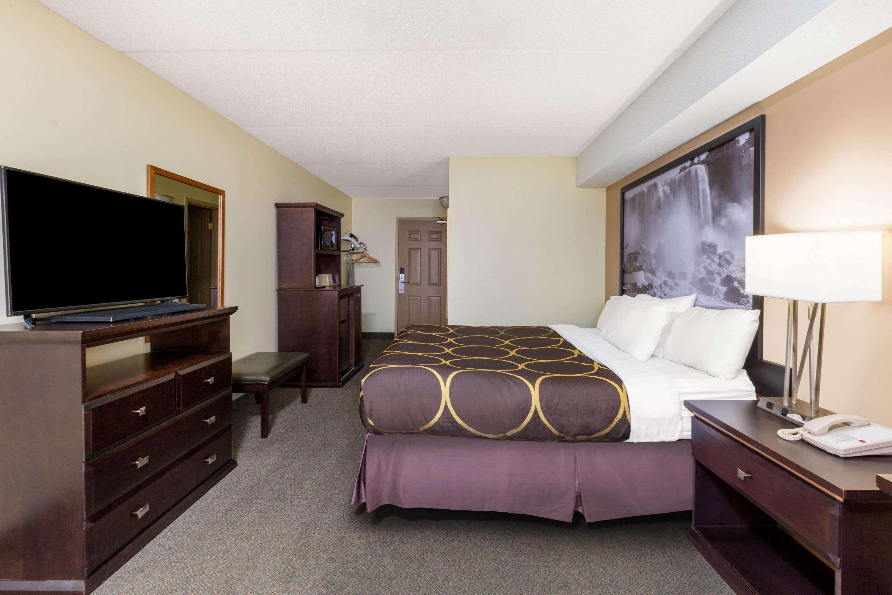 Super 8 By Wyndham By The Falls Hotel 2*