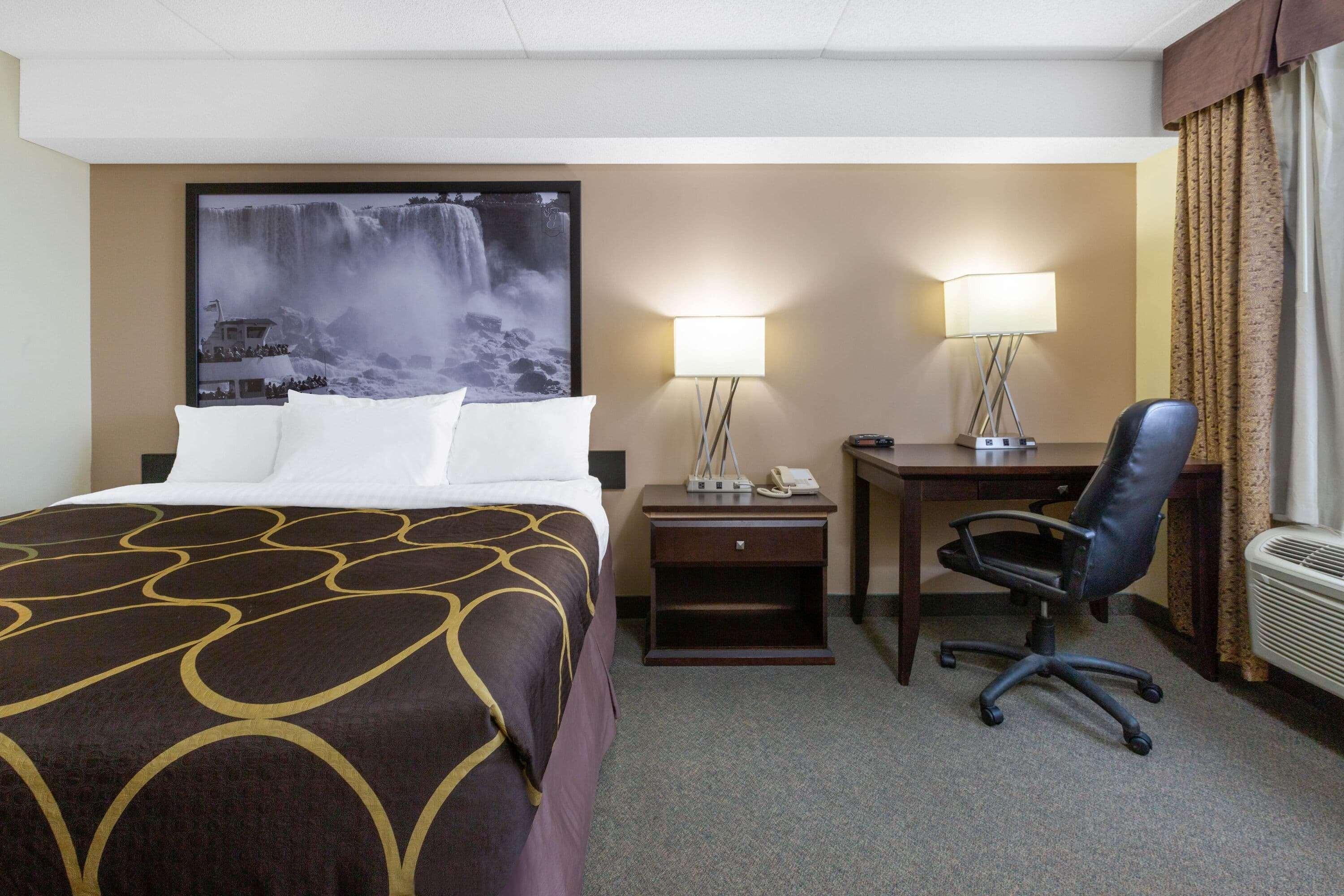 Super 8 By Wyndham By The Falls Hotel 2*