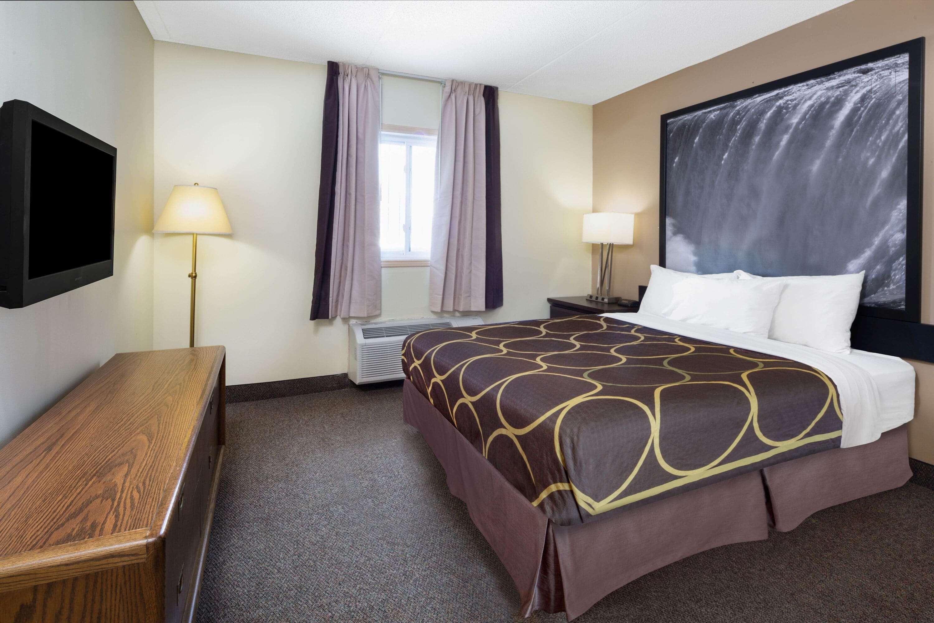 Hotel Super 8 By Wyndham By The Falls