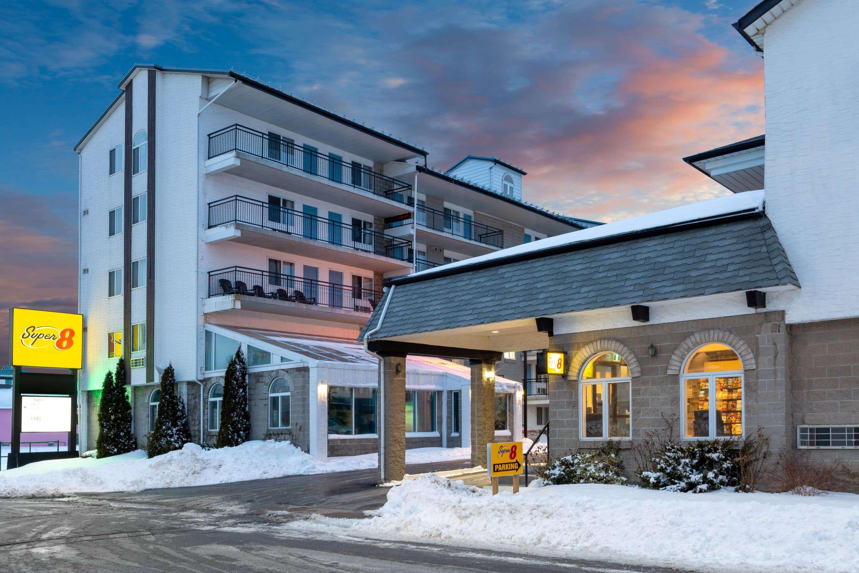 Super 8 By Wyndham By The Falls 2*
