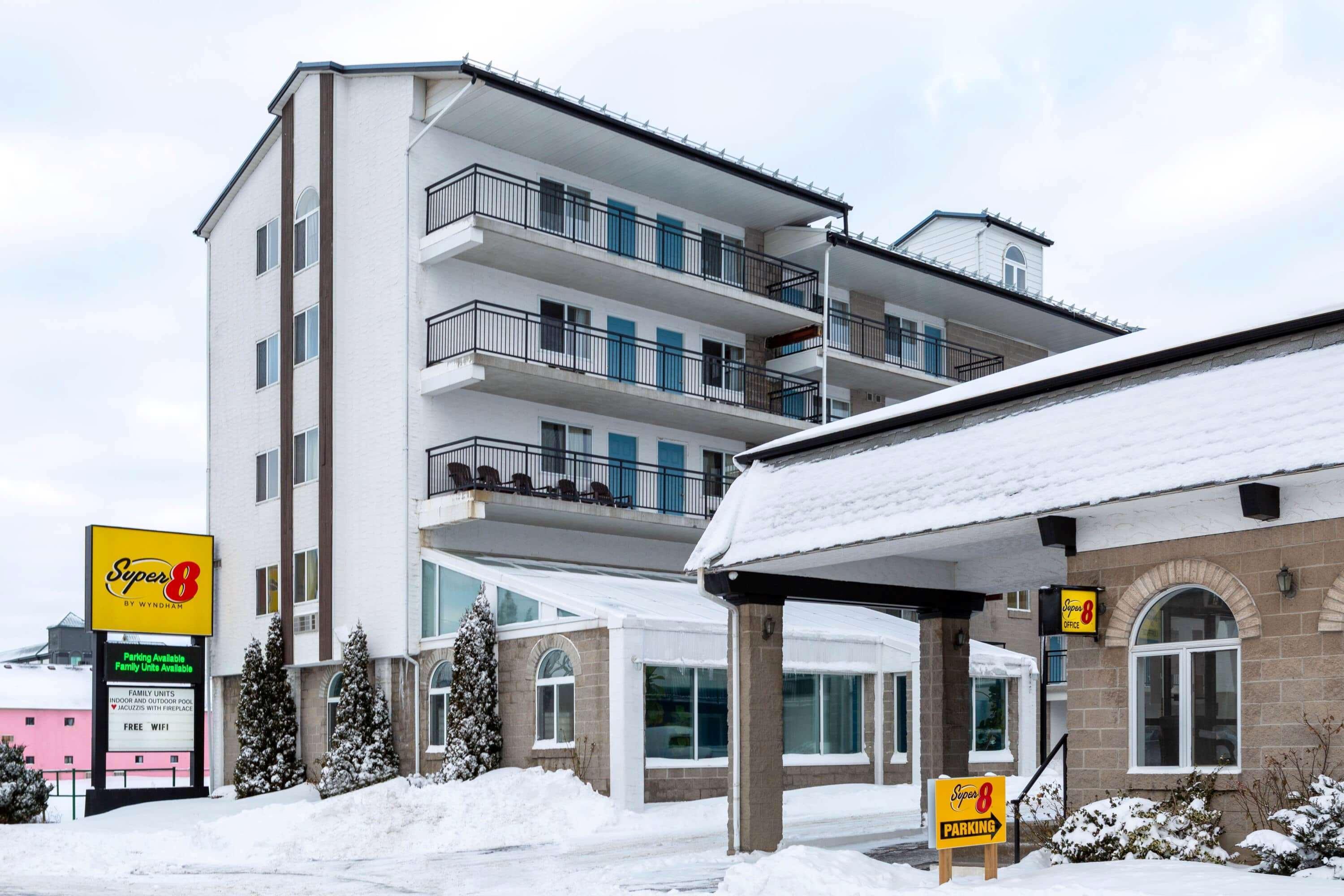 Super 8 By Wyndham By The Falls Hotel 2*