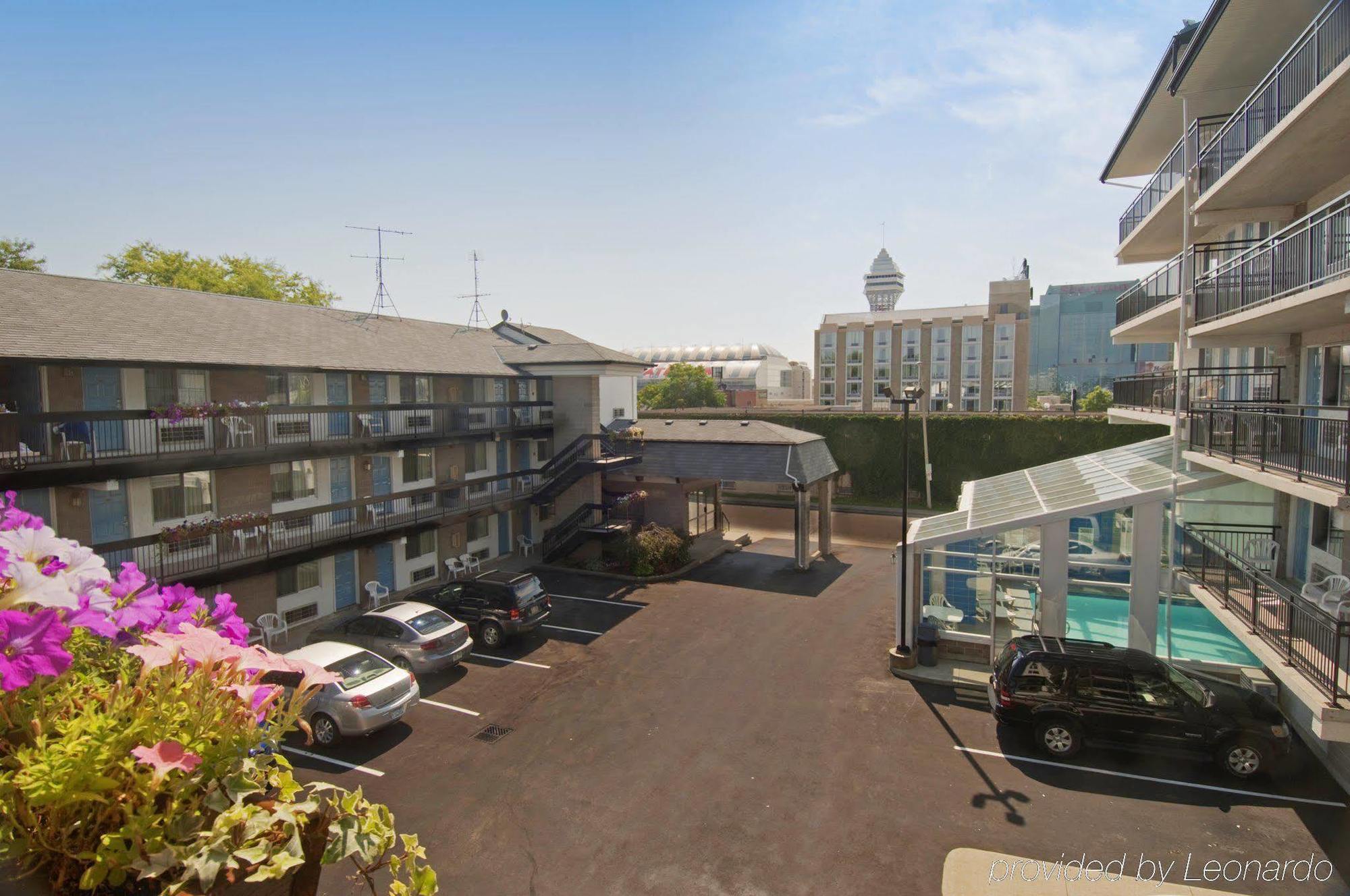 Super 8 By Wyndham By The Falls 2*