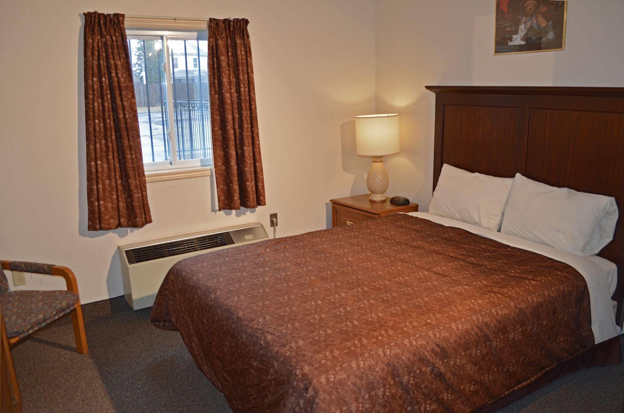 Super 8 By Wyndham By The Falls